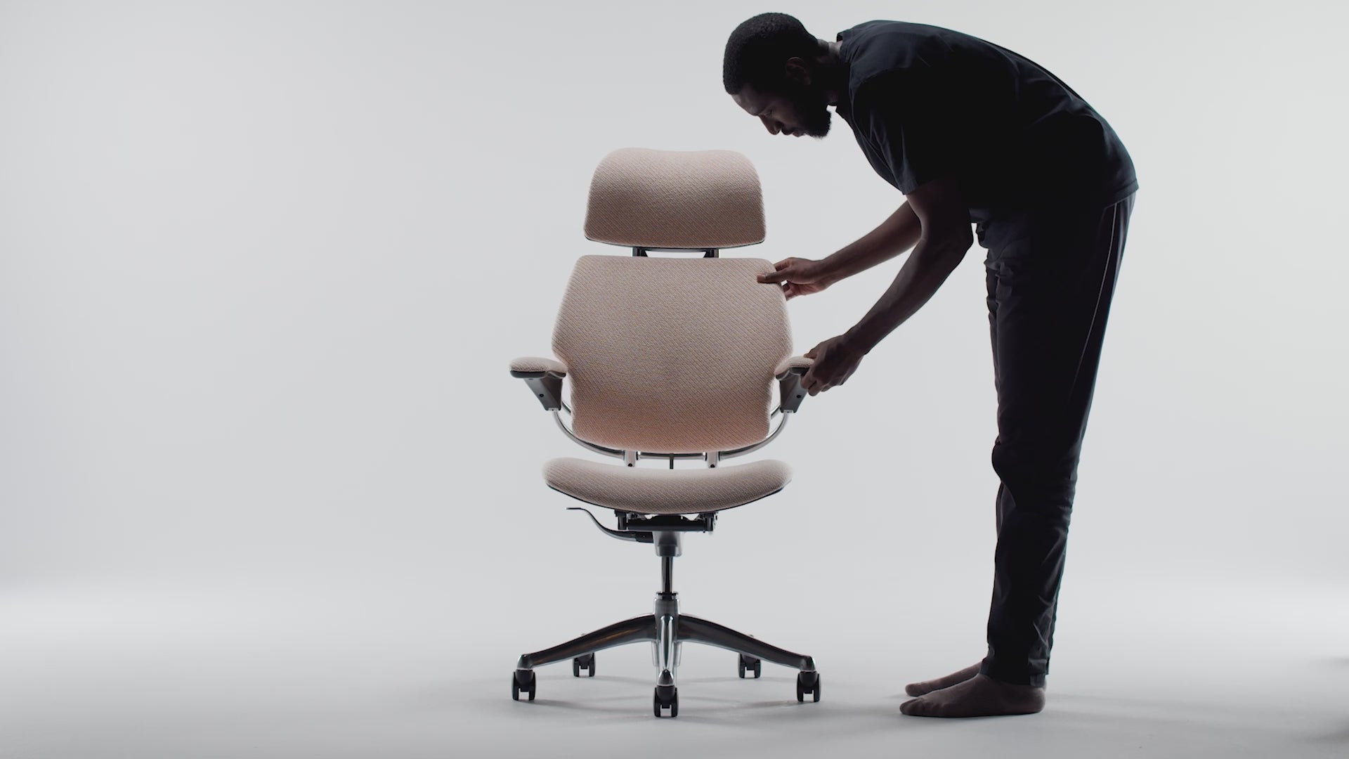 Short video of the Humanscale Freedom armrest demo